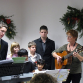 Zazněly vánoční koledy, zazpíval i Lukáš. 